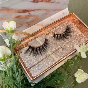 STRIP EYELASHES